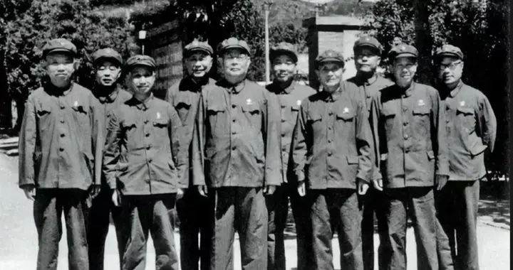 【图解】1971年，军事科学院党委合影，叶剑英元帅领衔，将星云集