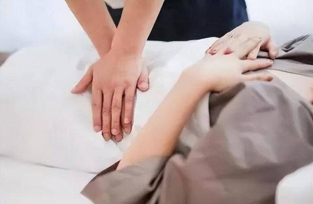 一女子每天睡前坚持揉肚子，体检时医生说：“你是养生高手！”