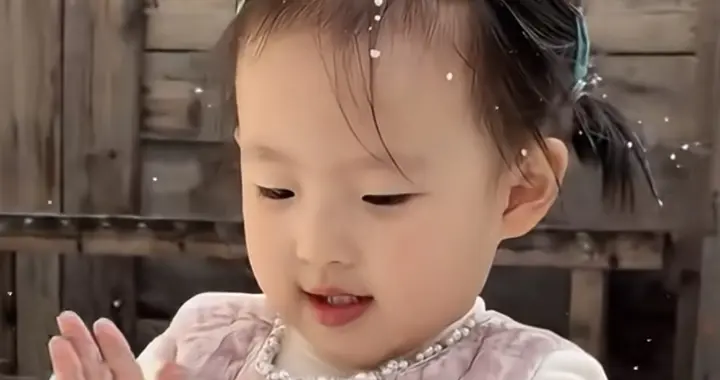 黄一鸣带女儿闪闪玩雪，越来越漂亮！王思聪不认会不会后悔？