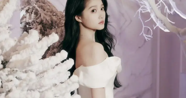 关晓彤纯白抹胸连衣裙