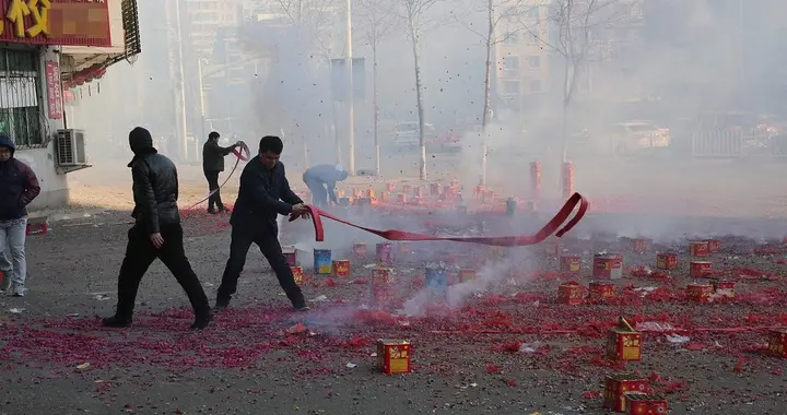 连环抛爆竹致人受伤，中间路人有错吗？法律从不苛责普通人