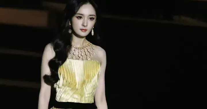 尴尬到抠脚趾：刘冲屁股拱完杨幂踩刘亦菲，影后安排站角落当透明