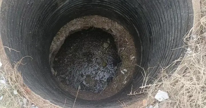 8岁儿童掉入污水井溺亡 家属称井盖未覆盖 物业：不清楚是未盖好还是被挪开