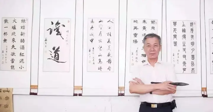 他从街头艺人到港片御用“书法家”，经历传奇，他的字您一定见过