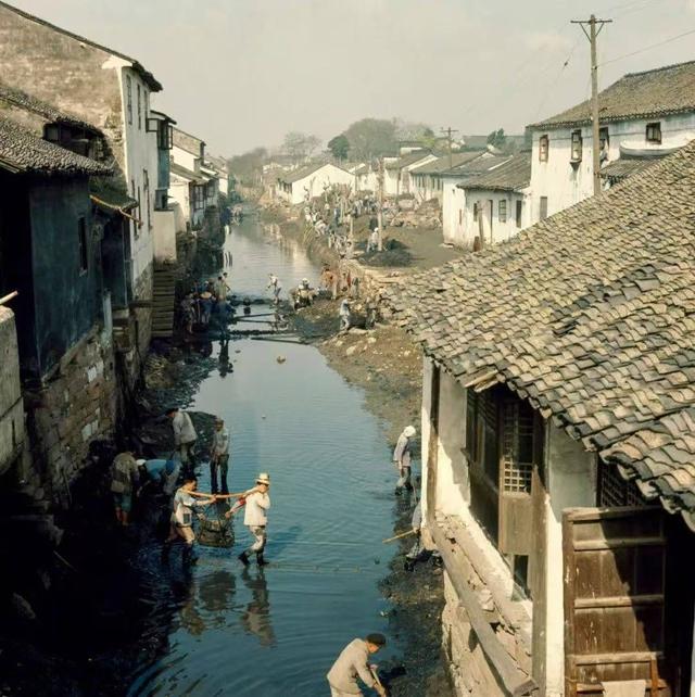 1975年，我下乡插队住在一户寡妇家里，一年后我娶了她做媳妇