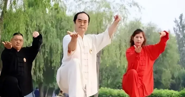 练拳多年站不稳？多半不懂“旋胯碾脚”，这才是脚下生根的真相