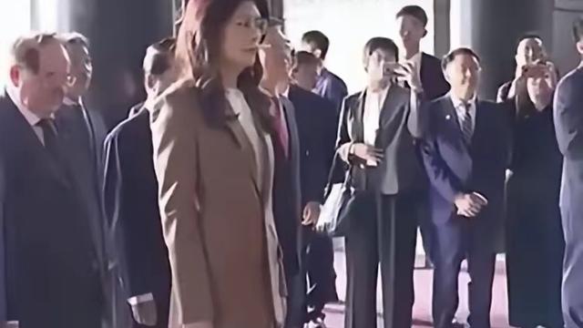 爆爆爆锦鲤：从上海到南京，这一身行头可是