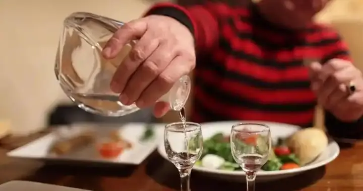 爱喝白酒的人注意：天气越来越冷，喝白酒时尽量做到“4不要”！