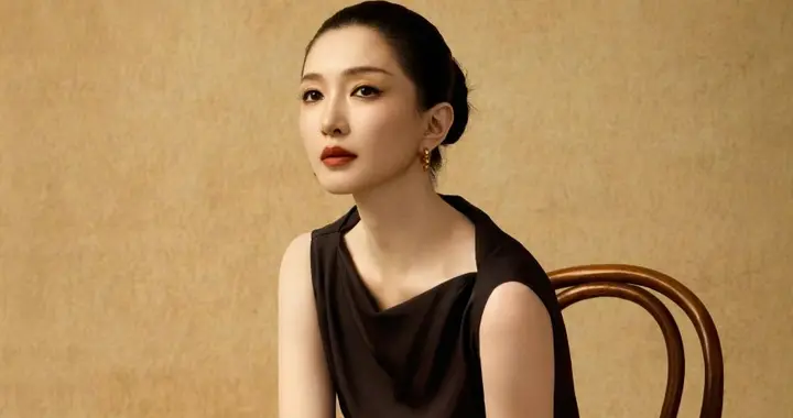 江疏影红秀大片惊艳亮相，利落盘发衬气场，百变风格轻松拿捏！