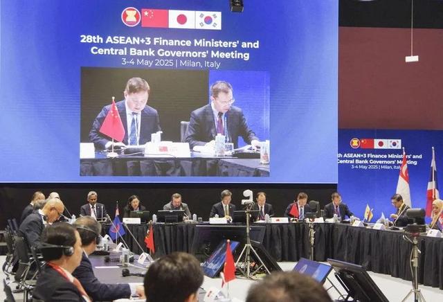 12国与中国统一战线，“无牌可打”的特朗普，再提对华降低关税
