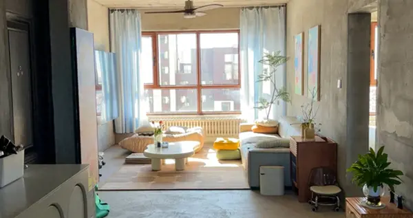 广东一小伙，因直接入住“毛坯房”走红，花费1万，那叫一个高级