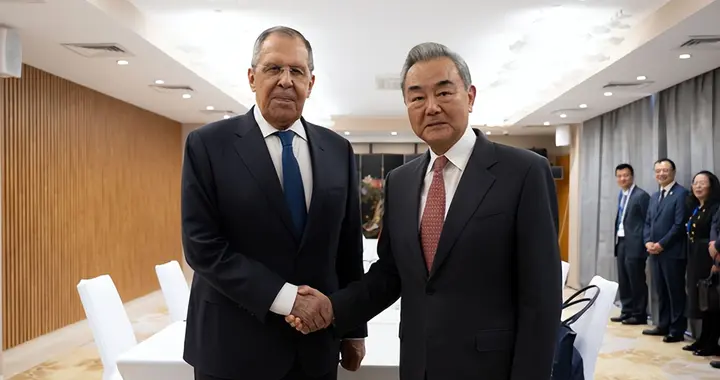 3天会见20国外长，王毅一句话逗乐拉夫罗夫，日本又上了中俄名单