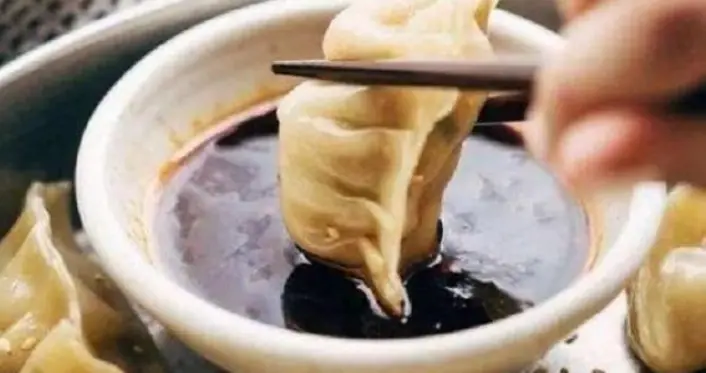 饺子蘸醋还是酱油？5亿人吵翻了，答案居然在2500年前就定了