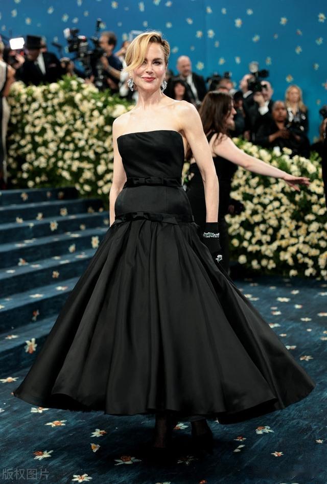妮可基德曼参加活动，高定抹胸礼服优雅大气