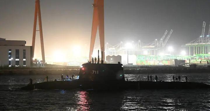 台自造潜艇首次潜试，解放军机群抵近巡视