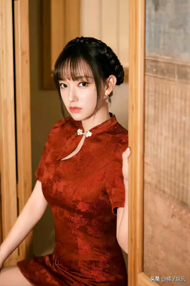 程潇红色旗袍妆魅力大片，身材饱满又傲人