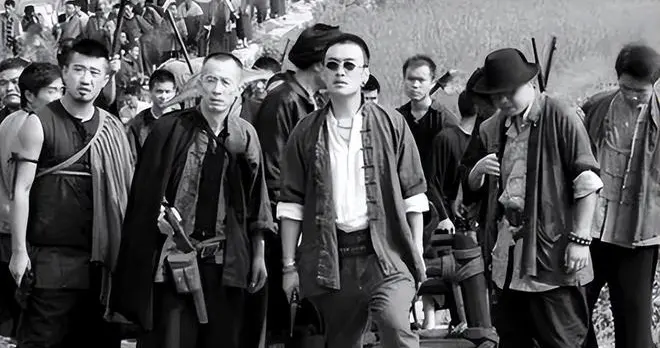 南下干部回忆：浙江一个县土匪200多人，配有机枪、冲锋枪等