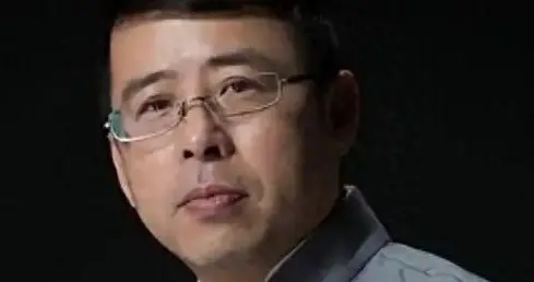 央视名嘴阿丘近况曝光，住破旧老房子，身材发福，离婚后晚年凄凉