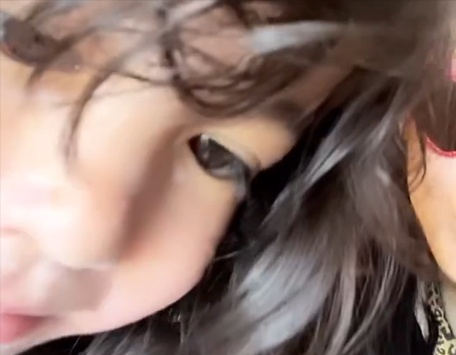 张柏芝深夜晒照意外泄幼子真容，4岁Marcus混血明显，无关谢霆锋