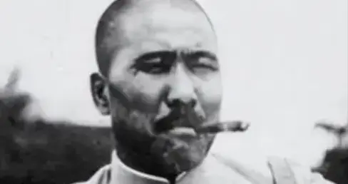 张宗昌有多离谱？求雨不成炮轰龙王，兽性发作连姐妹都不放过