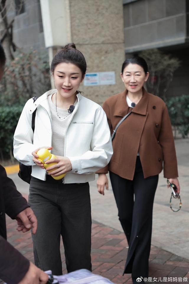 黄圣依妈妈对陈梦久仰大名不停追访，陈梦尴尬无措，陈梦妈妈解围