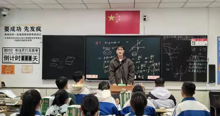 00后班主任王雁生的形象久违了