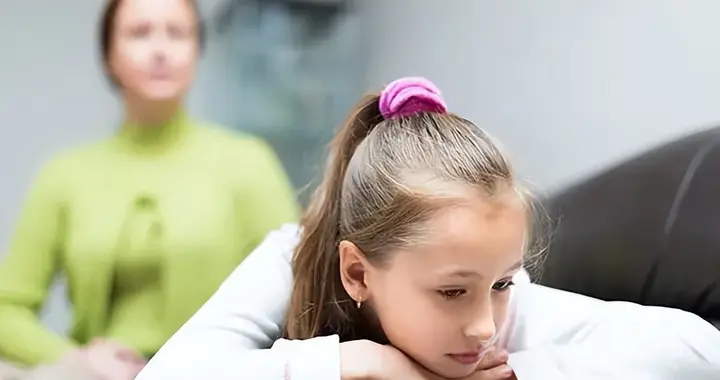 损害孩子大脑、拉低智商的3个坏习惯：家长再难，也要帮孩子戒掉