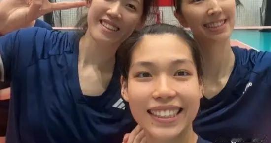 女排新变化 吴梦洁主攻接应自由切换 季雨潇顶替唐欣 李吴庄或同上场