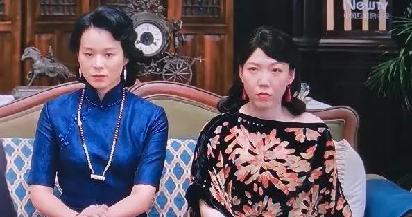 46岁胡杏儿的“女儿”吴莫愁，剧中长相打扮成熟更适合演姐妹