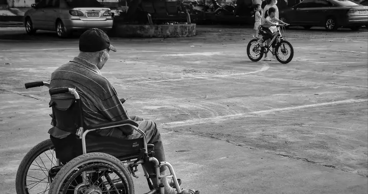 不能自理时，请保姆好还是去养老院好？一位10年老护工道出真心话