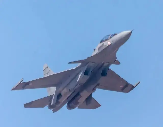 原来，歼10C是这样干翻阵风的！