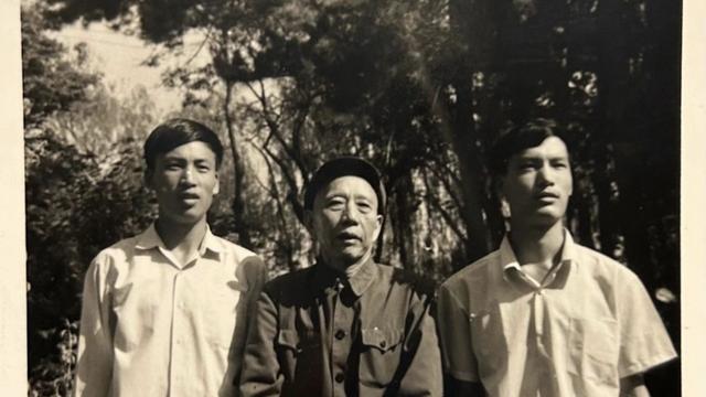 伍豪照片集：1976年夏天，王震将军与工