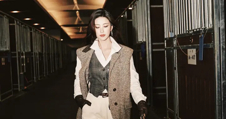 朱珠阿姨脚踩黑色长筒靴又酷又美，真迷人