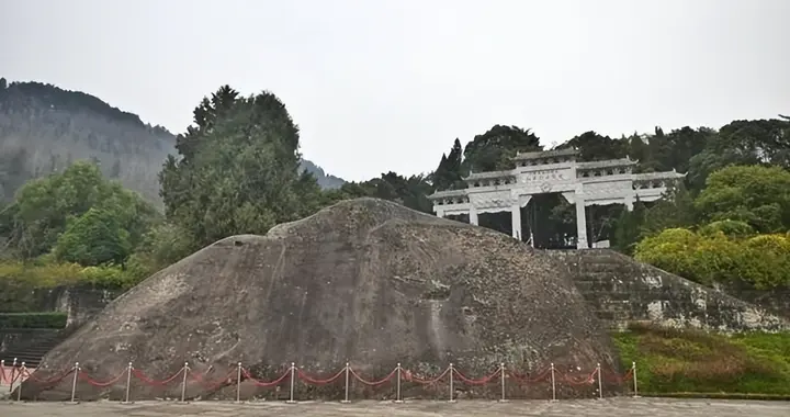 1955年国宴奇景，毛主席无视许世友，盯着少将问，6块大洋花完没