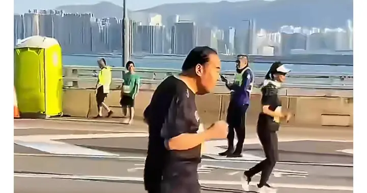 燃炸了！74岁肥猫10公里马拉松完赛，周润发陪跑太好哭！
