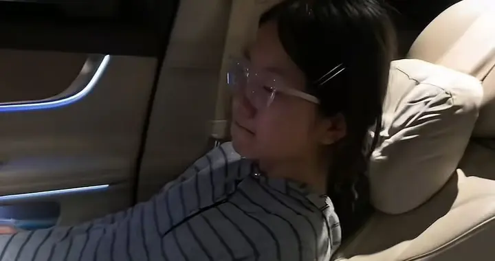 不少博主拿孩子测试享界副驾驶折叠，网友怒喷：既没常识也没底线