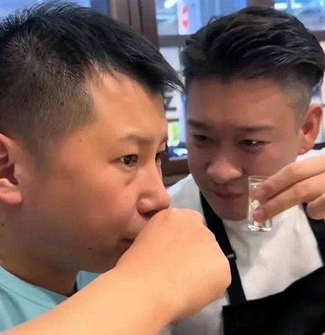 何云伟凭借直播间说相声，因祸得福跟着曹云金吃香的喝辣的