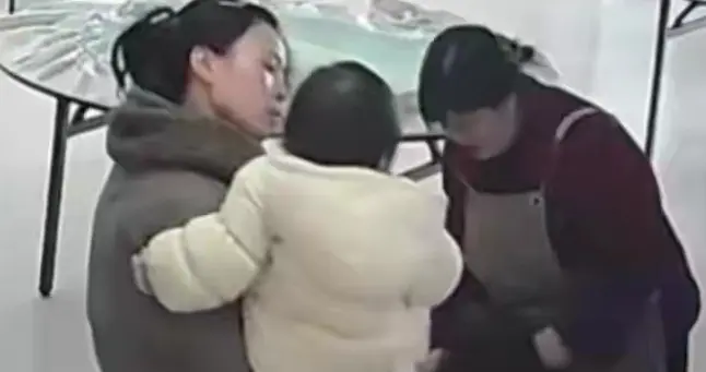 女子打小孩骨折后续: 身份被扒，已被拘留，家属发声: 坚决不和解