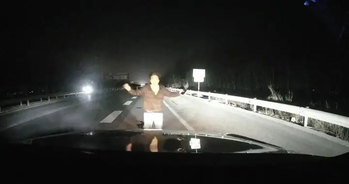 宝马车主高速惊魂夜：男子爬上引擎盖险酿大祸