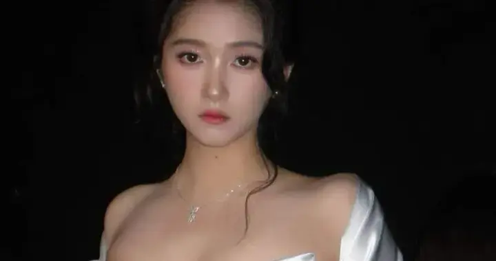 低胸裙、黑丝袜，拼了命性感，关晓彤为何寡淡无味？网友回答亮了