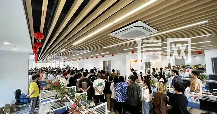 大快人心！催收巨头万乘被端，两辆大巴拉走上百人。