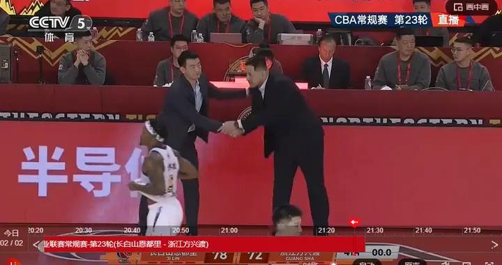 广东旧将立功了！72平生死时刻抢到前场篮板打中2分，掀翻广厦队