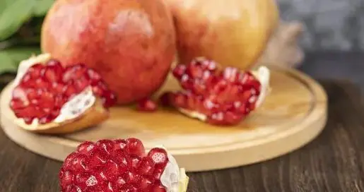 石榴能“敛肝火、保合肺气”，是秋季养生佳果