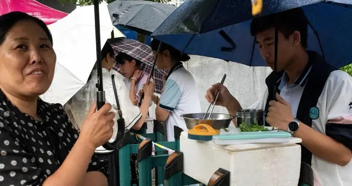 孩子雨中抱怨父母，我看到的不仅是“不懂事”，而是扎心的真相