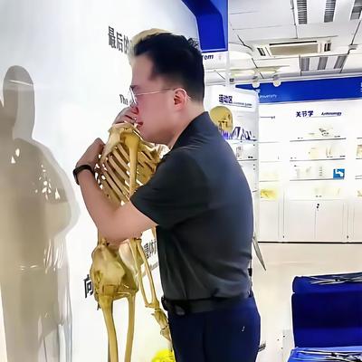 晨曦：我真的看哭了！一位中年医生抱着一副