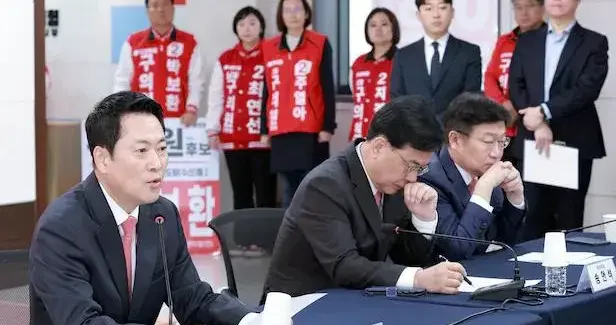 惊天内讧！张东赫面临下台危机？议员公开逼宫 你毁了我们的选举！