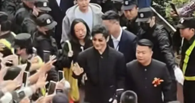 黄晓明五一现身贵阳，几十名保安开路阵仗大，被粉丝围的水泄不通