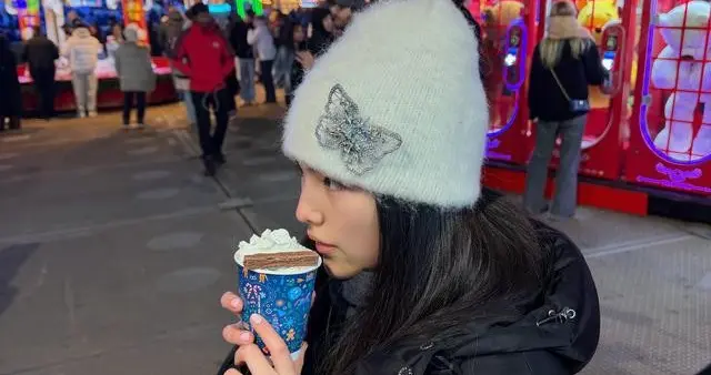 王诗龄夜逛游乐场：3800元帽子裹满贵气，网友：下辈子活成王诗龄