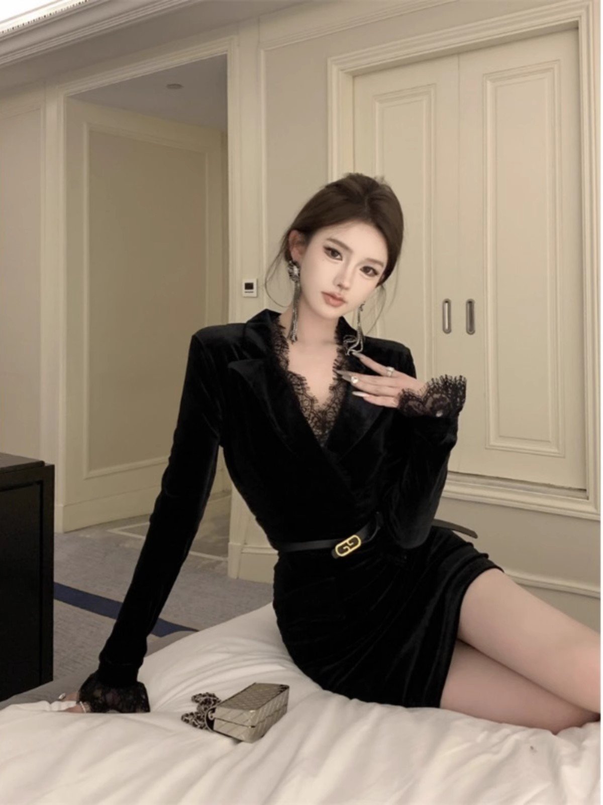 法式黑色丝绒V领连衣裙女秋冬名媛气质生日