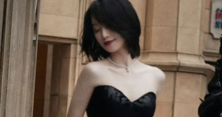 齐肩短发红唇抹胸裙，蓝盈莹这也太优雅了吧